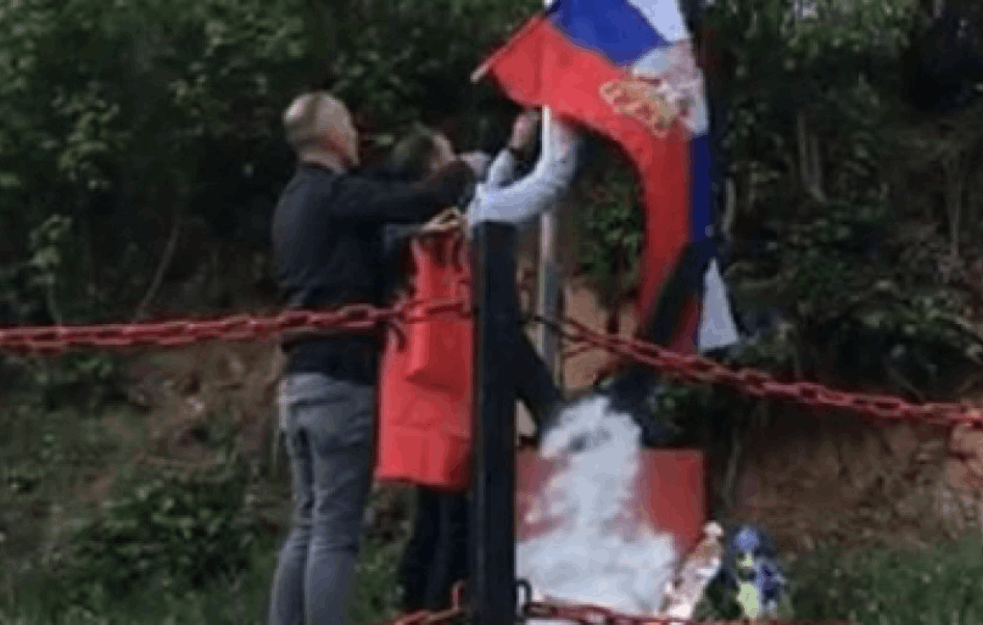 OGROMAN SKANDAL U KONČULJU: Zamenik predsednika opštine <span style='color:red;'><b>BUJANOVAC</b></span> SKINUO SRPSKU i postavio ALBANSKU ZASTAVU! (VIDEO)